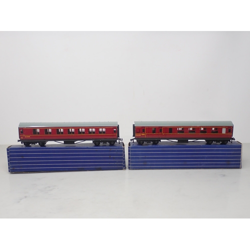 51 - Hornby-Dublo Pair D22 Corridor Coaches 1/2nd and Brake/3rd, unused and boxed
Coaches in mint conditi... 