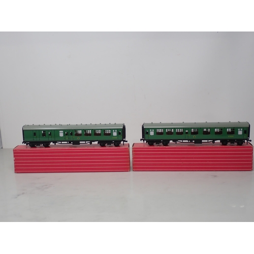 53 - Hornby-Dublo 4054/4055 2x S.R. Corridor Coaches, unused, superb boxes
Both coaches in mint condition... 