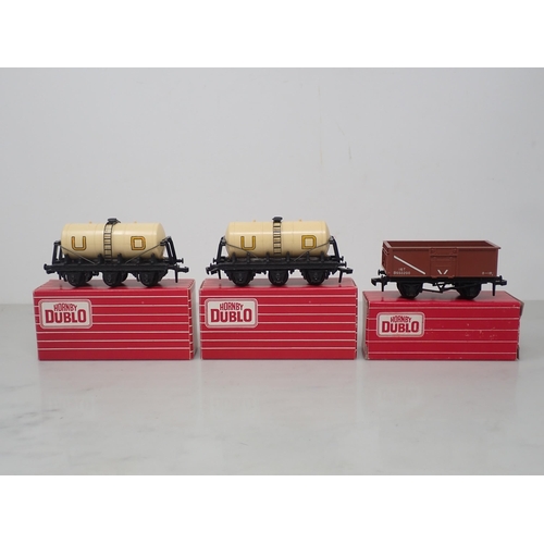 57 - Hornby-Dublo 2x 4657 United Dairies Tankers and 4656 Mineral Wagon, Nr mint to mint, boxed
Two Unite... 