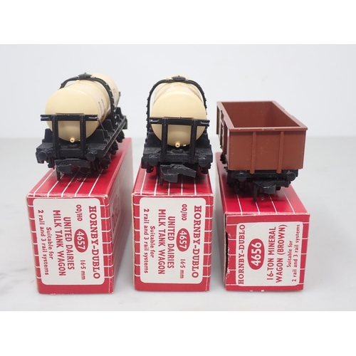 57 - Hornby-Dublo 2x 4657 United Dairies Tankers and 4656 Mineral Wagon, Nr mint to mint, boxed
Two Unite... 