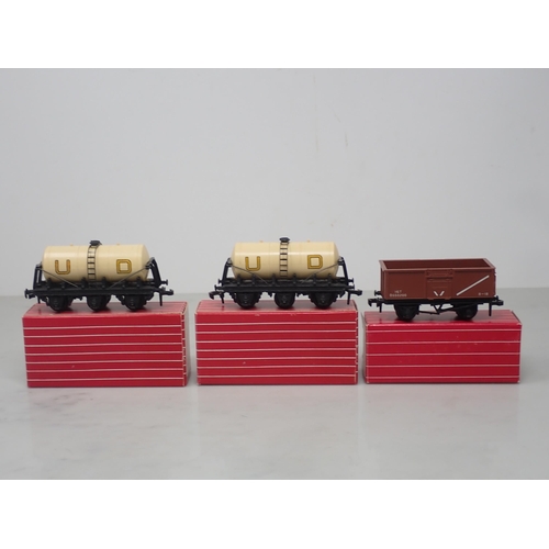 57 - Hornby-Dublo 2x 4657 United Dairies Tankers and 4656 Mineral Wagon, Nr mint to mint, boxed
Two Unite... 