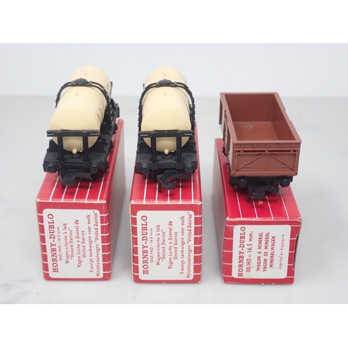 57 - Hornby-Dublo 2x 4657 United Dairies Tankers and 4656 Mineral Wagon, Nr mint to mint, boxed
Two Unite... 