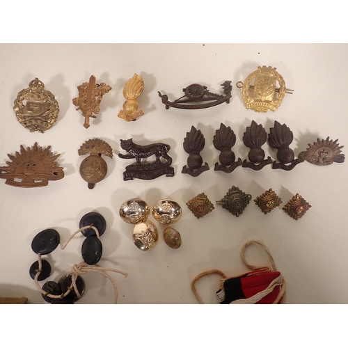 716 - A quantity of Badges, Buttons and Cloth Insignia (mostly 20th Century)