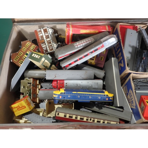 641 - A suitcase containing a quantity of Triang 00 gauge including Locomotives, Rolling Stock and Track