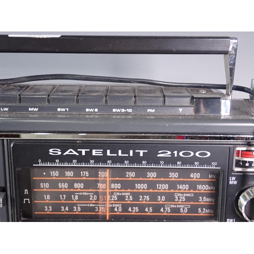 648 - A Grundig Satellit 2100 Radio