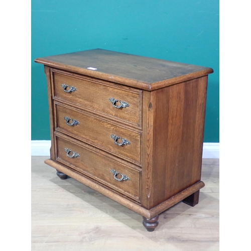 368 - A modern oak Chest of three drawers on turned feet 2ft 6in W