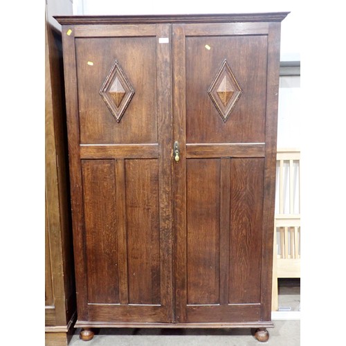 525 - An oak two door Wardrobe on turned supports 5ft 9in H x 3ft 9in W