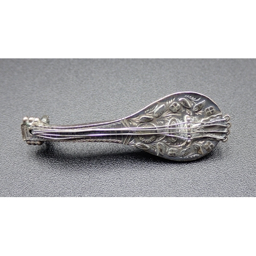 123 - A George IV silver Caddy Spoon, fiddle pattern, London 1829, a pair of Salt Spoons, London 1912, a V... 