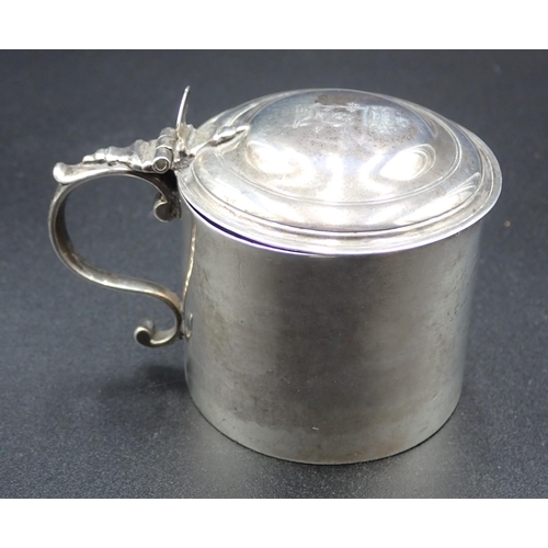 140 - A George III silver drum Mustard Pot with domed lid, engraved crest, London 1765