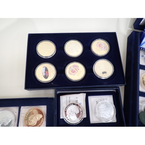 258 - A collection of mainly modern collectors Coins and Medallic Issues to include USA 2007 proof set, an... 