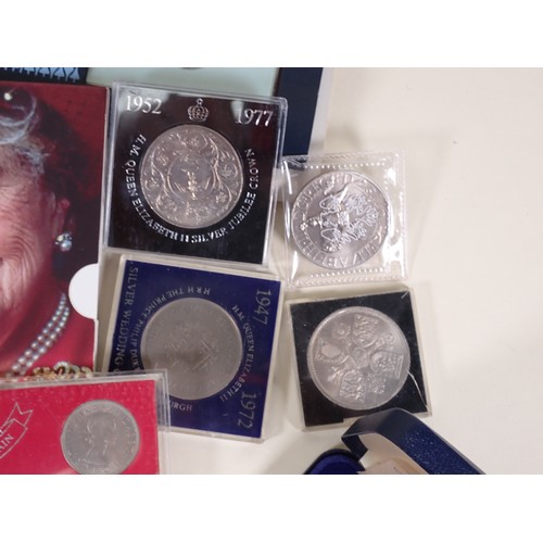 266 - A collection of British and World Coins, to include a Hamburg 1728 8 Schilling, an 1888 Half Crown, ... 