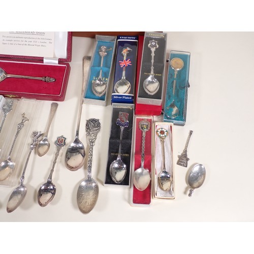 271 - A cased set of RSPB Danbury Mint hallmarked silver Spoons in fitted case with COA, along with a coll... 