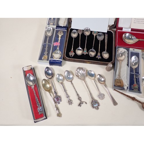 271 - A cased set of RSPB Danbury Mint hallmarked silver Spoons in fitted case with COA, along with a coll... 