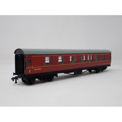 1001 - A Hornby-Dublo 4013 BR 1/2nd Class Corridor Coach. Unused and mint, metal coupling version, box Ex p... 