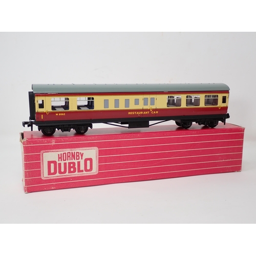 1007 - Hornby Dublo reference pair of 4048 BR Restaurant Cars. Metal and plastic couplings, both coaches un... 