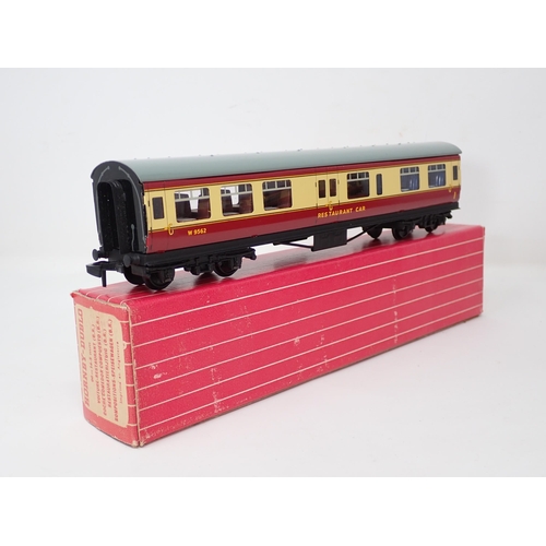 1007 - Hornby Dublo reference pair of 4048 BR Restaurant Cars. Metal and plastic couplings, both coaches un... 