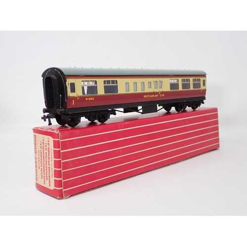 1007 - Hornby Dublo reference pair of 4048 BR Restaurant Cars. Metal and plastic couplings, both coaches un... 