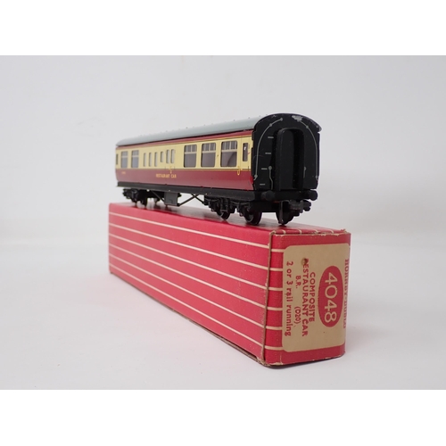 1007 - Hornby Dublo reference pair of 4048 BR Restaurant Cars. Metal and plastic couplings, both coaches un... 