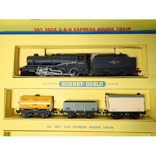 1010 - A Hornby Dublo 2024 2-8-0 Express Goods Set. Contents in mint-near mint condition. Loco and wagons s... 