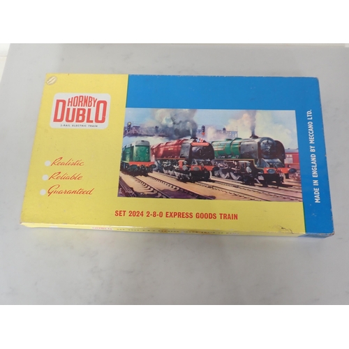 1010 - A Hornby Dublo 2024 2-8-0 Express Goods Set. Contents in mint-near mint condition. Loco and wagons s... 