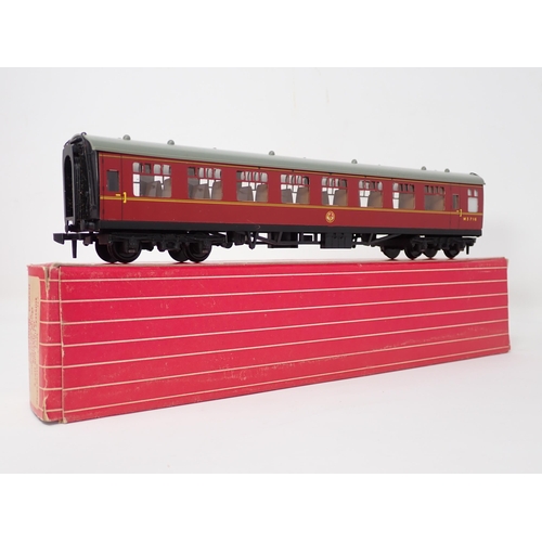 1012 - Seven Hornby Dublo BR 2-rail Coaches comprising 2x 4052, 4062, 2x 4063, 4075 and 4078. All in mint o... 