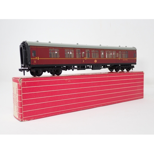 1012 - Seven Hornby Dublo BR 2-rail Coaches comprising 2x 4052, 4062, 2x 4063, 4075 and 4078. All in mint o... 