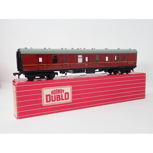 1012 - Seven Hornby Dublo BR 2-rail Coaches comprising 2x 4052, 4062, 2x 4063, 4075 and 4078. All in mint o... 