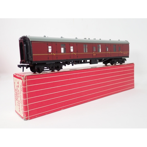 1012 - Seven Hornby Dublo BR 2-rail Coaches comprising 2x 4052, 4062, 2x 4063, 4075 and 4078. All in mint o... 