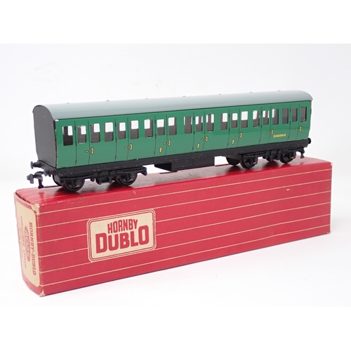 1025 - A rare pair of Hornby Dublo 4025 and 4026 Suburban Coaches with black ends, mint condition, boxes Ex... 