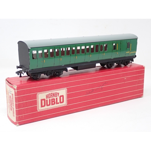 1025 - A rare pair of Hornby Dublo 4025 and 4026 Suburban Coaches with black ends, mint condition, boxes Ex... 