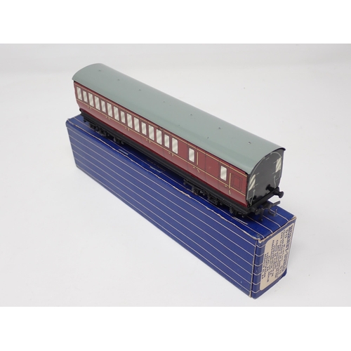 1029 - Two Hornby Dublo D13 Suburban Coaches 1/3rd and Brake/3rd in mint condition, boxes excellent