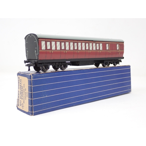 1029 - Two Hornby Dublo D13 Suburban Coaches 1/3rd and Brake/3rd in mint condition, boxes excellent