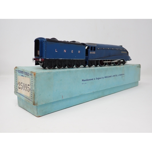 1031 - A Hornby Dublo pre-war EDL1 'Sir Nigel Gresley' Locomotive in factory repair clockwork box. The loco... 