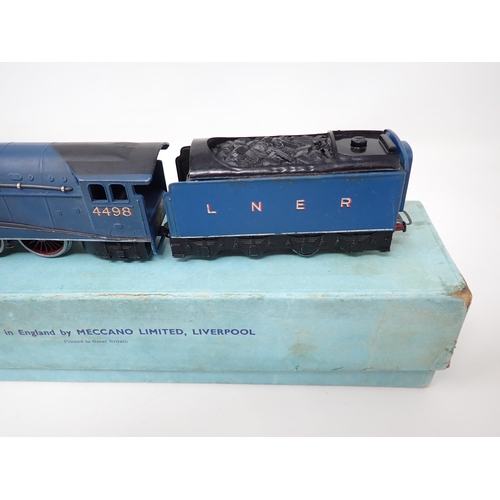 1031 - A Hornby Dublo pre-war EDL1 'Sir Nigel Gresley' Locomotive in factory repair clockwork box. The loco... 