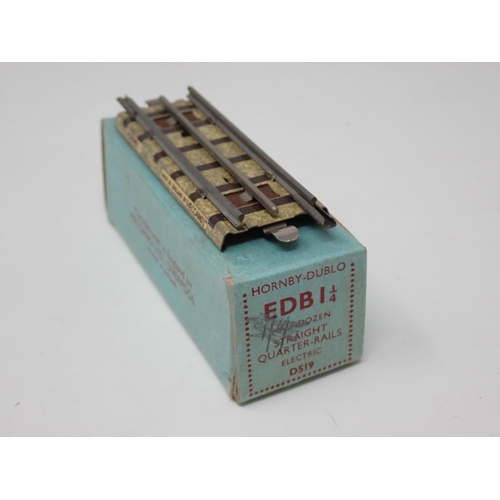 1033 - A Hornby Dublo pre-war box of EDB 1 1/4 Straights, both box and track in superb condition. Box is No... 