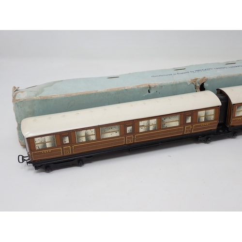 1037 - A Hornby Dublo pre-war Articulated Coach set. Both coaches in ex-plus condition. The normal faint cr... 