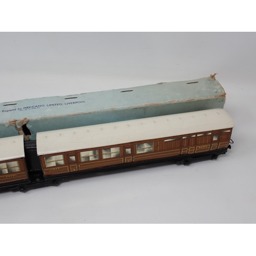 1037 - A Hornby Dublo pre-war Articulated Coach set. Both coaches in ex-plus condition. The normal faint cr... 