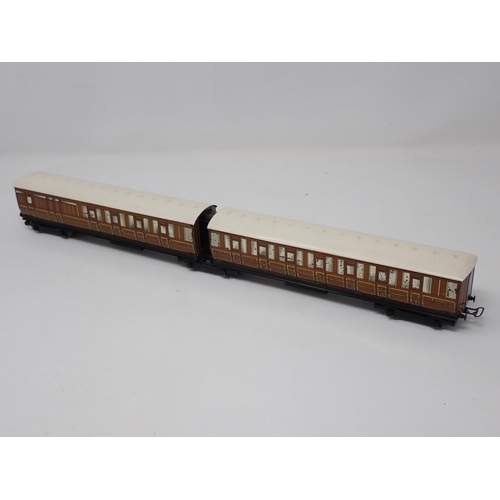 1037 - A Hornby Dublo pre-war Articulated Coach set. Both coaches in ex-plus condition. The normal faint cr... 