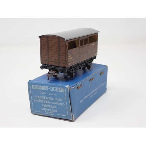 1042 - A Hornby Dublo D1 LMS Cattle Truck. Near mint, very small mark to the edge of the roof. Box very goo... 