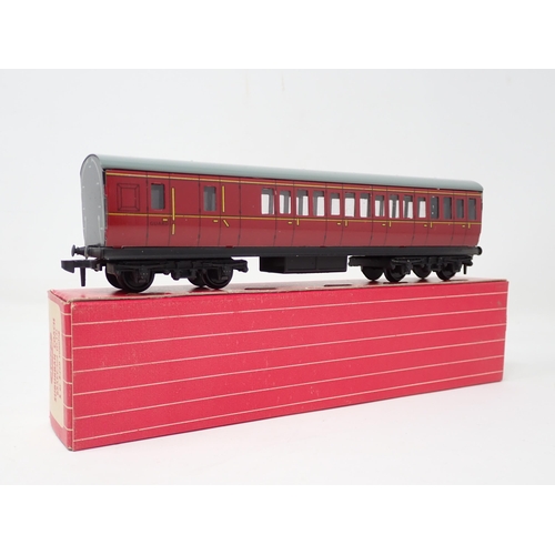 1045 - A pair of Hornby Dublo 4021 and 4022 BR Suburban Coaches, both in mint condition showing no signs of... 