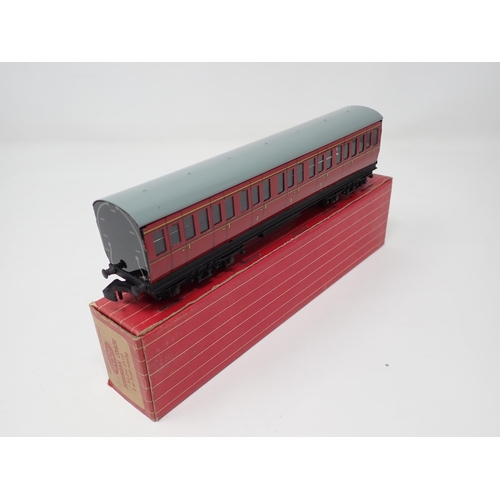 1045 - A pair of Hornby Dublo 4021 and 4022 BR Suburban Coaches, both in mint condition showing no signs of... 