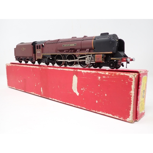 1050 - A Hornby Dublo 2226 'City of London' 1st type in generally excellent condition, box very good