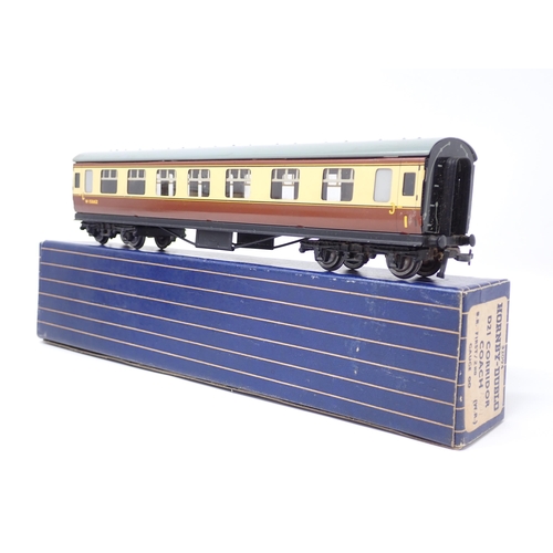 1053 - A pair of Hornby Dublo D21 Corridor Coaches 1/2nd Class and Brake/2nd Class. Mint condition with met... 