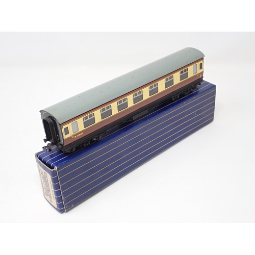 1053 - A pair of Hornby Dublo D21 Corridor Coaches 1/2nd Class and Brake/2nd Class. Mint condition with met... 