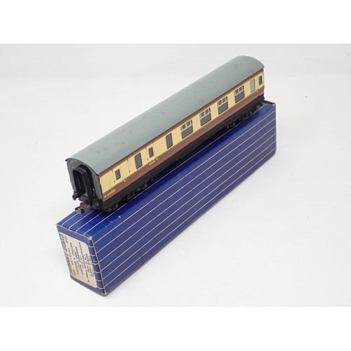 1053 - A pair of Hornby Dublo D21 Corridor Coaches 1/2nd Class and Brake/2nd Class. Mint condition with met... 