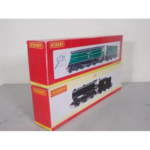 1083 - A boxed Hornby Super Detail 00 gauge Battle of Britain Class Locomotive '92 Squadron' and a boxed Ho... 