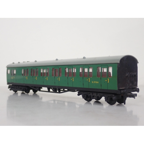 1116 - A boxed Hornby Dublo 2250 2-rail Electric Motor Coach and a boxed 4150 Driving Trailer Coach