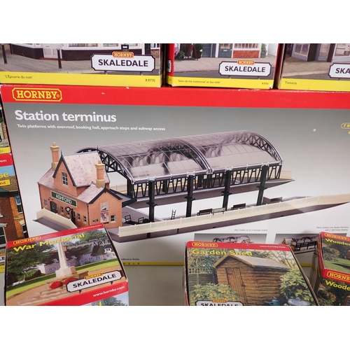 1153 - Fifteen boxed Hornby 00gauge Buildings including Station Terminus, Terraced Houses, Antique Shop, Co... 