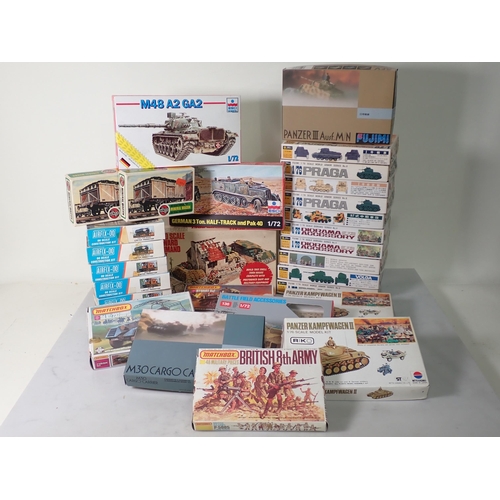 1156 - A box of mainly 1:76 scale plastic Kits of Military Vehicles including Airfix, Matchbox, Fujimi, etc... 