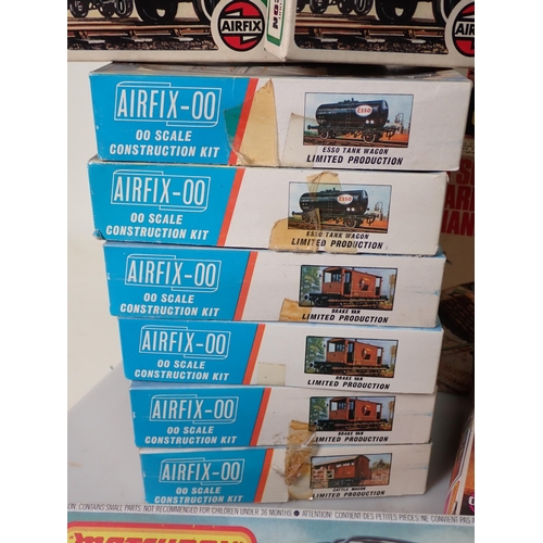 1156 - A box of mainly 1:76 scale plastic Kits of Military Vehicles including Airfix, Matchbox, Fujimi, etc... 